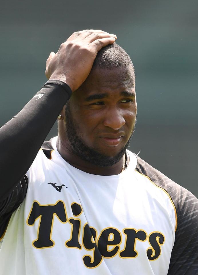 頭に手をやる阪神　オネルキ・ガルシア＝甲子園（撮影・北村雅宏）