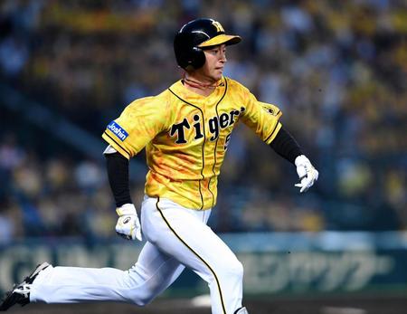 　２回、適時内野安打を放つ近本（撮影・田中太一）