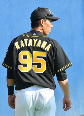 　片山に届いた背番号９５のユニホーム＝オセアンＢＳ（撮影・佐藤厚）