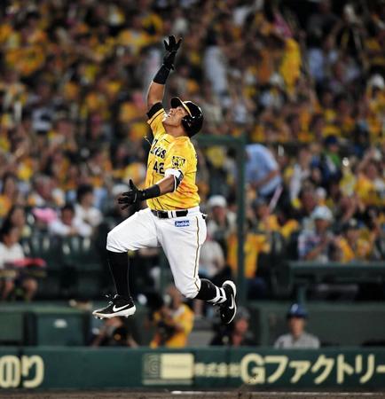 ５回、逆転２ランを放ったソラーテはジャンプをしながら本塁へ走る（撮影・田中太一）