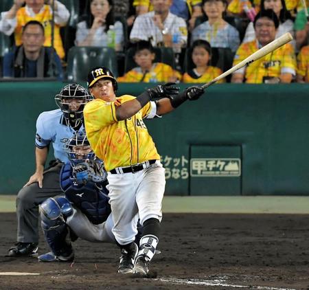　９回、サヨナラ２ランを放つソラーテ＝甲子園（撮影・高部洋祐）