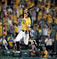 ９回、サヨナラ２ランを放ち飛び跳ねながら本塁へ走る阪神　ヤンハービス・ソラーテ＝甲子園（撮影・田中太一）