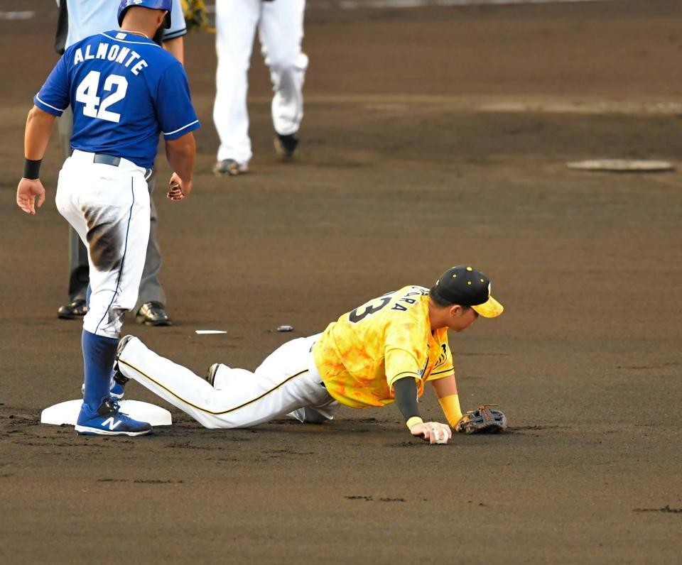 　１回、ビシエドの打球を処理した大山の送球を取り損ねる糸原（撮影・高部洋祐）