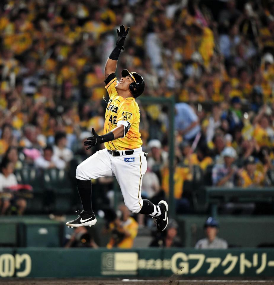 ５回、逆転２ランを放ったソラーテはジャンプをしながら本塁へ走る（撮影・田中太一）