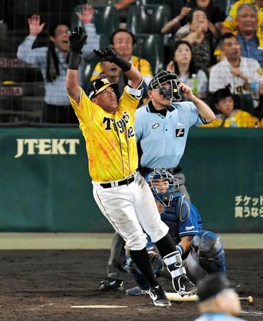 　９回、サヨナラ２ランを放つソラーテ（撮影・高部洋祐）