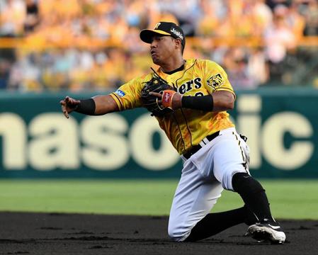 　２回、京田の打球を好捕し一塁へ投げるソラーテ（撮影・田中太一）