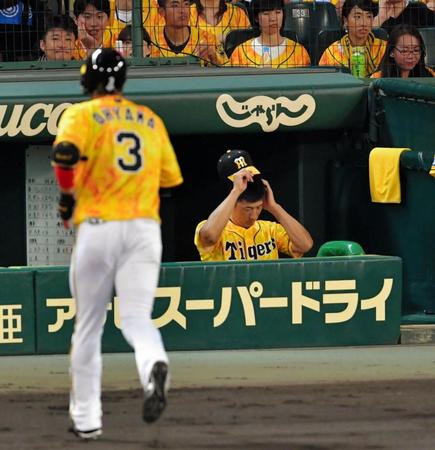 　４回、大山（３）が二飛に倒れ、頭をかかえる矢野監督（撮影・吉澤敬太）