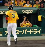 　４回、大山（３）が二飛に倒れ、頭をかかえる矢野監督（撮影・吉澤敬太）