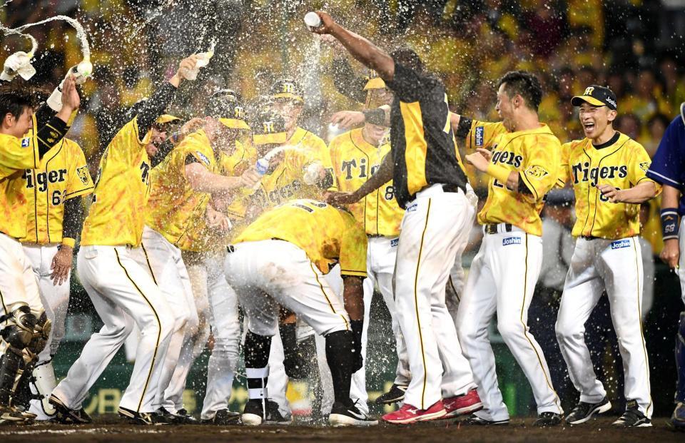 　サヨナラとなる２ランを放ったソラーテ（中央）を迎える矢野監督（右端）ら阪神ナイン（撮影・北村雅宏）