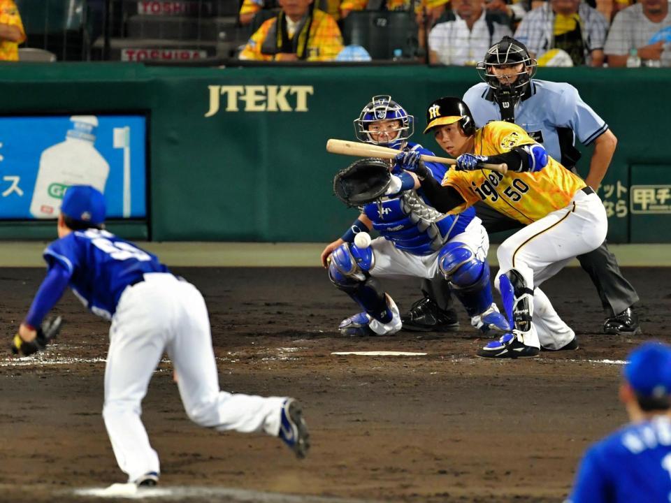 　５回、青柳はバントするも２-５-３の併殺に倒れる（撮影・吉澤敬太）