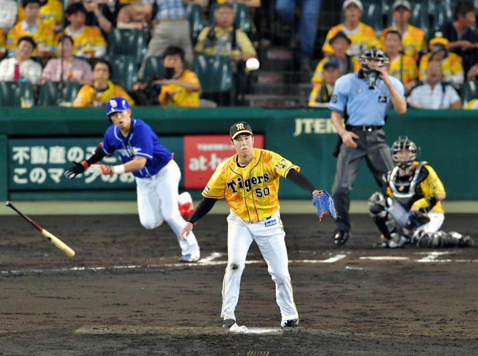 　６回、藤井（左）に中前に適時打を打たれる阪神・青柳晃洋＝甲子園（撮影・吉澤敬太）