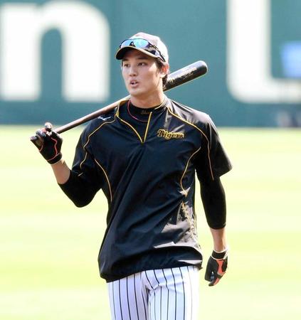 　登板に備え、準備に余念のない藤浪（撮影・田中太一）