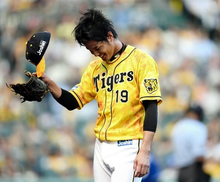 １回、満塁のピンチを切り抜けホッとした表情でベンチへ戻る阪神・藤浪晋太郎＝甲子園（撮影・田中太一）