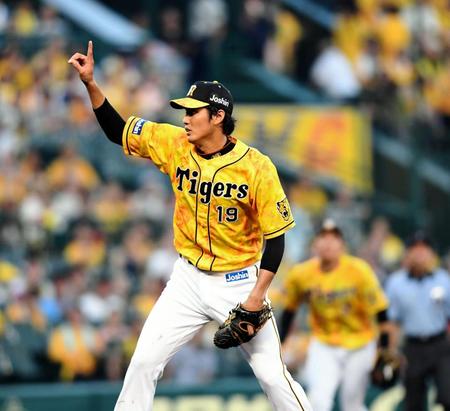 ２回、平田を打ち取り指をさす阪神・藤浪晋太郎＝甲子園（撮影・田中太一）