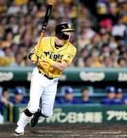 ４回、タイムリーを放つ糸井（撮影・田中太一）