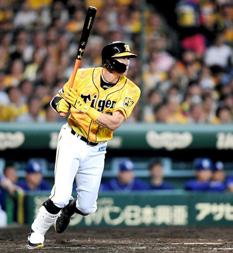 ４回、タイムリーを放つ糸井（撮影・田中太一）