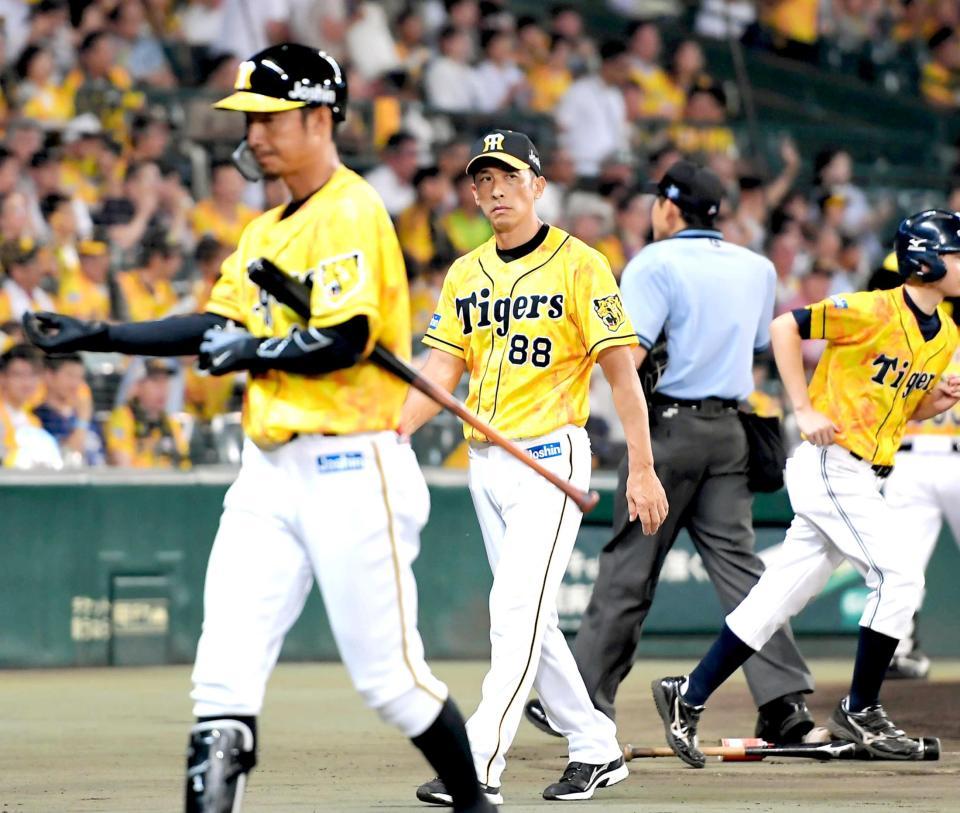　７回の好機に代打・鳥谷（手前）を送り出すも三振に倒れ、険しい表情を見せる矢野監督（撮影・田中太一）