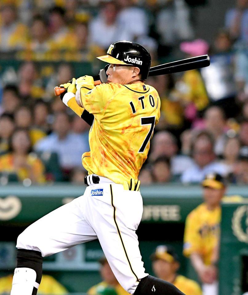 　４回、タイムリーを放つ糸井（撮影・北村雅宏）