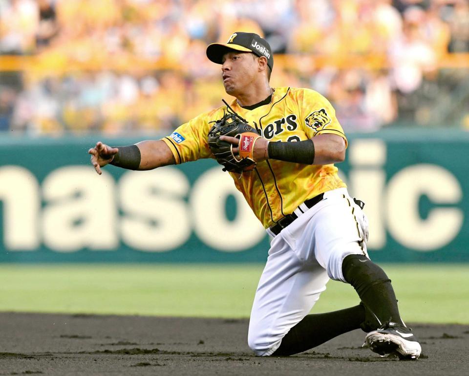 　２回、京田の打球を好捕し、素早く一塁へ投げるソラーテ