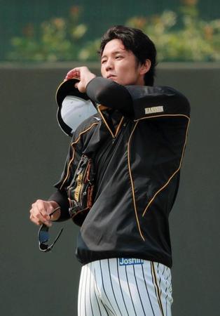 　猛暑に汗をぬぐう藤浪