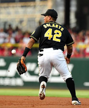 　１回、広島・松山竜平の打球をファンブルし先制点を許す阪神・ソラーテ