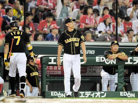 　８回、選手交代のためべンチを出る阪神・矢野燿大監督