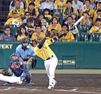 　６回、中前に勝ち越し適時打を放つマルテ