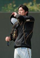 　猛暑に汗をぬぐう藤浪