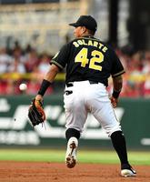 　１回、広島・松山竜平の打球をファンブルし先制点を許す阪神・ソラーテ