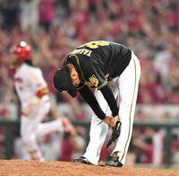 　６回、満塁本塁打を浴び、ガックリうな垂れる阪神・高橋遥人
