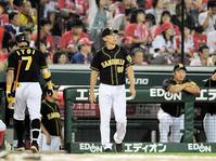 　８回、選手交代のためべンチを出る阪神・矢野燿大監督