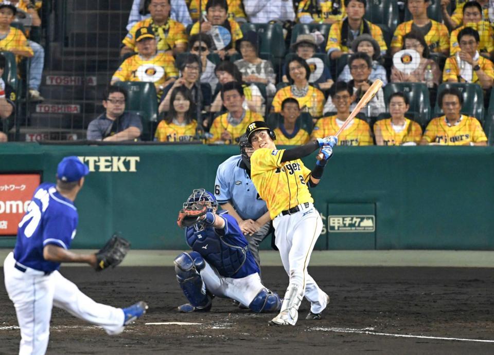 　５回、ロメロから左越えに同点ソロを放つ北條