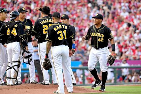 　１回、ソラーテ（右端）のエラーで先制を許し、マウンドに集まる阪神ナイン