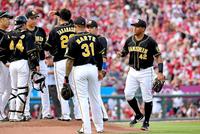 　１回、ソラーテ（右端）のエラーで先制を許し、マウンドに集まる阪神ナイン