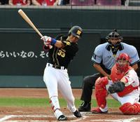２回、右前へ適時打を放つ阪神・糸原