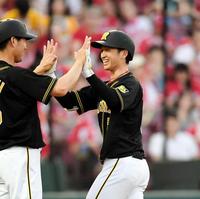 ３回、勝ち越しソロを放ち笑顔で生還する阪神・近本光司＝マツダスタジアム（撮影・飯室逸平）