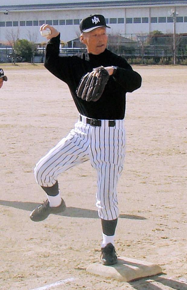 　少年野球の指導で、ジャンピングスローの手本を見せる鎌田実さん＝２０１０年