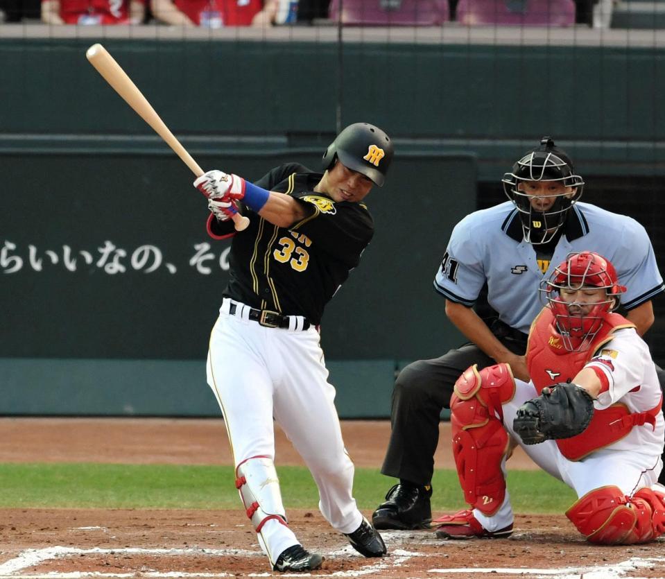 ２回、右前へ適時打を放つ阪神・糸原