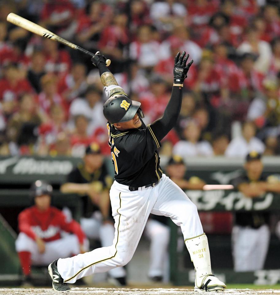 ８回、右犠飛を放つマルテ（撮影・飯室逸平）