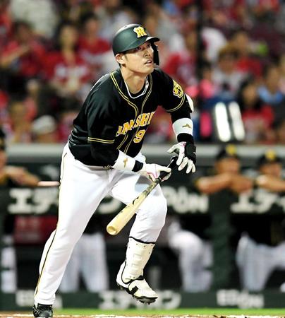 ５回、代打で２ランを放つ原口（撮影・飯室逸平）