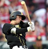 　３回、右越えに勝ち越しソロを放つ近本