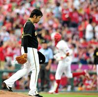 １回、メヒアに３ランを打たれ肩を落とす岩田（撮影・飯室逸平）