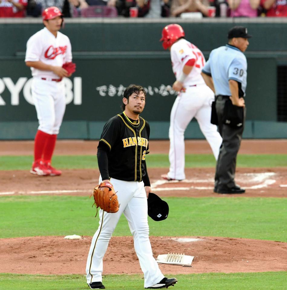 １回、メヒアに３ランを許し、悔しがる岩田（撮影・田中太一）