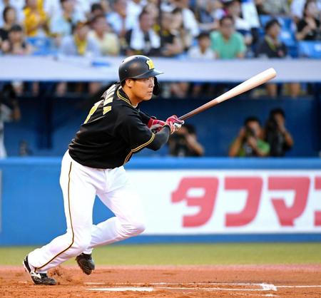 １回、適時二塁打を放つ大山（撮影・棚橋慶太）