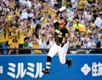 　２回、ソロを放ち飛び上がって喜ぶソラーテ（撮影・棚橋慶太）