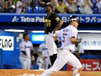 　６回、中村（手前）に逆転２ランを浴びたガルシア（撮影・出月俊成）