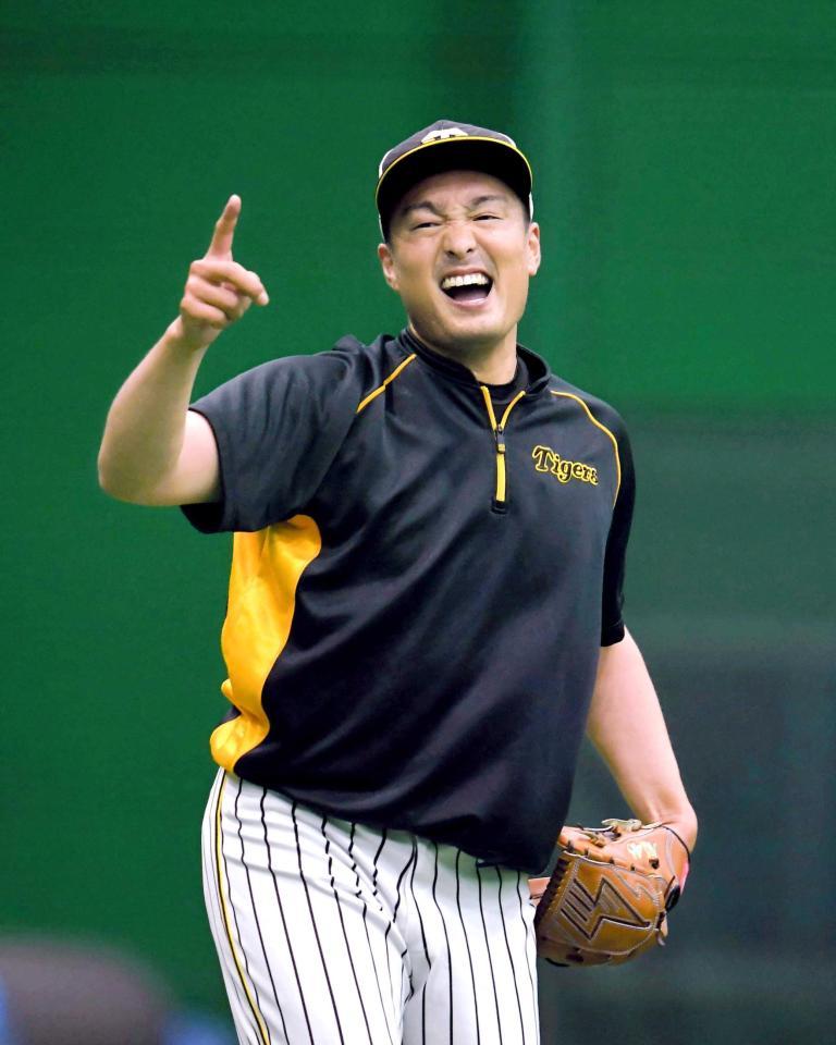 　気合の入った表情でキャッチボールをする秋山