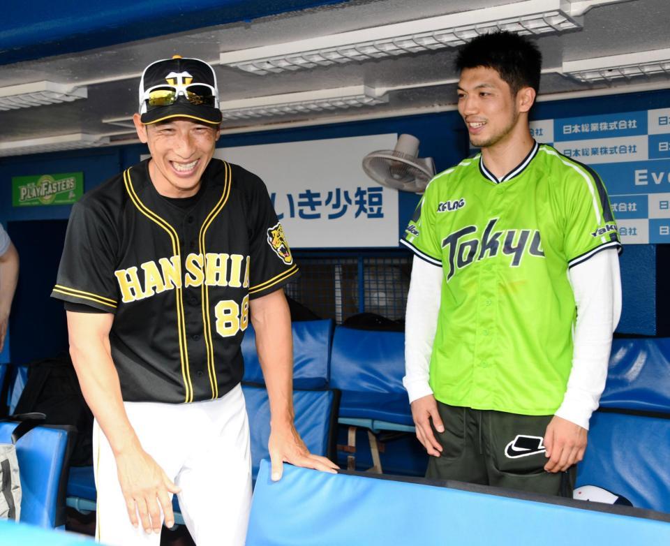 　観戦に訪れた村田諒太（右）と談笑する矢野監督（撮影・棚橋慶太）