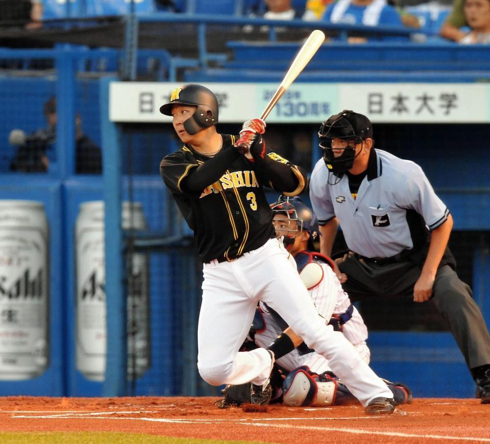 　１回、右翼線に先制適時二塁打を放つ大山（撮影・出月俊成）