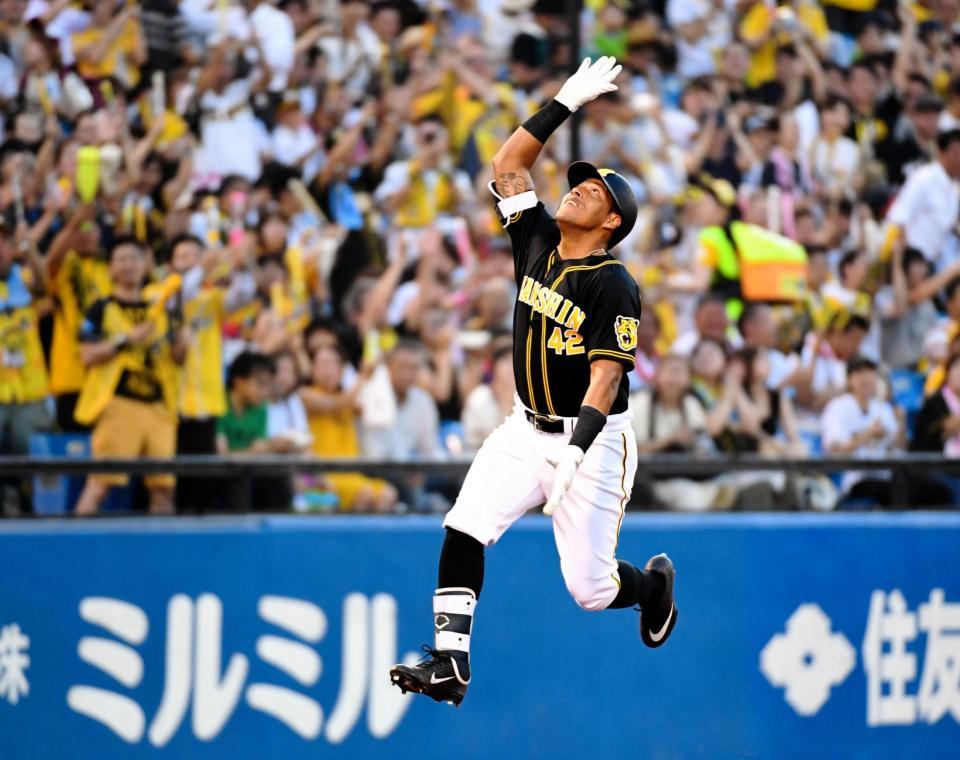 　２回、ソロを放ち飛び上がって喜ぶソラーテ（撮影・棚橋慶太）